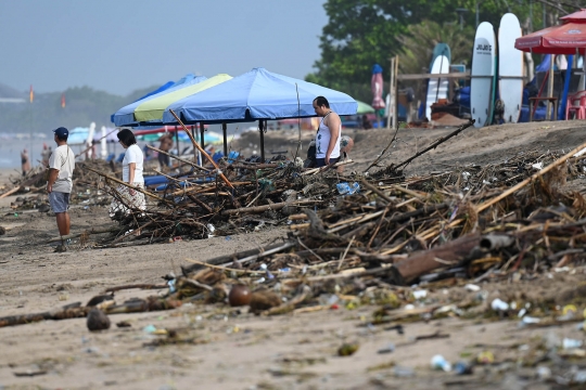 Tumpukan Sampah Laut Cemari Pantai Kuta