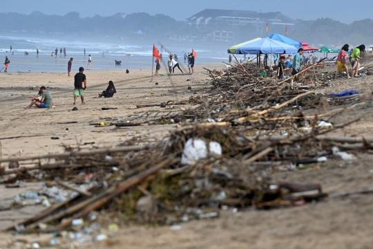 Tumpukan Sampah Laut Cemari Pantai Kuta