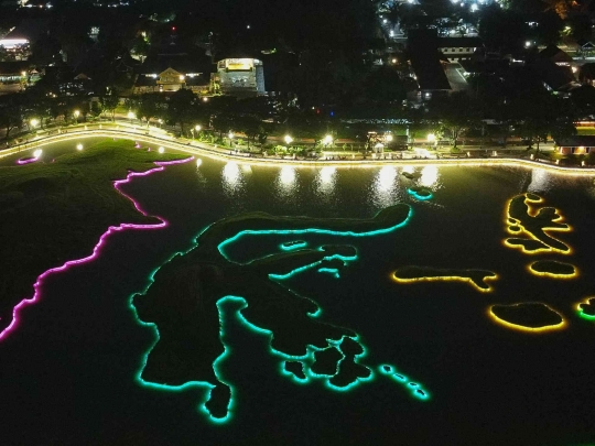 Warna-warni Lampu Danau Archipelago TMII