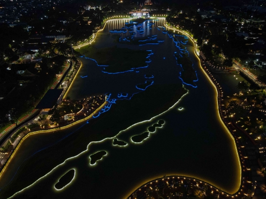 Warna-warni Lampu Danau Archipelago TMII