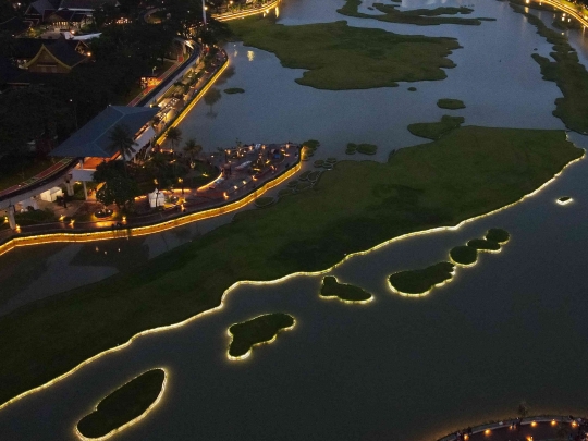 Warna-warni Lampu Danau Archipelago TMII