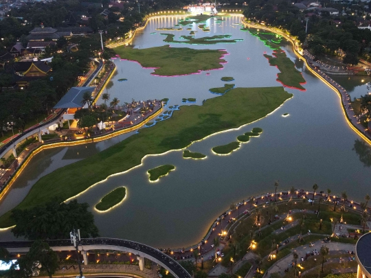 Warna-warni Lampu Danau Archipelago TMII