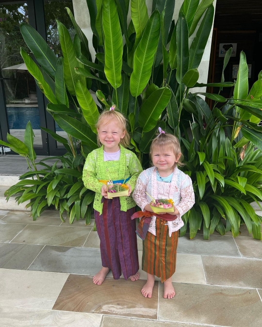 Momen Keluarga Marissa Nasution Liburan di Bali, Sang Anak Pakai Kebaya Cute Banget!
