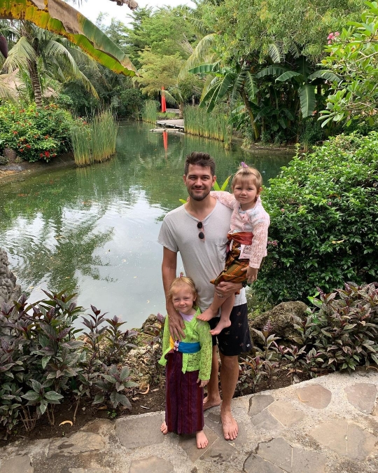 Momen Keluarga Marissa Nasution Liburan di Bali, Sang Anak Pakai Kebaya Cute Banget!