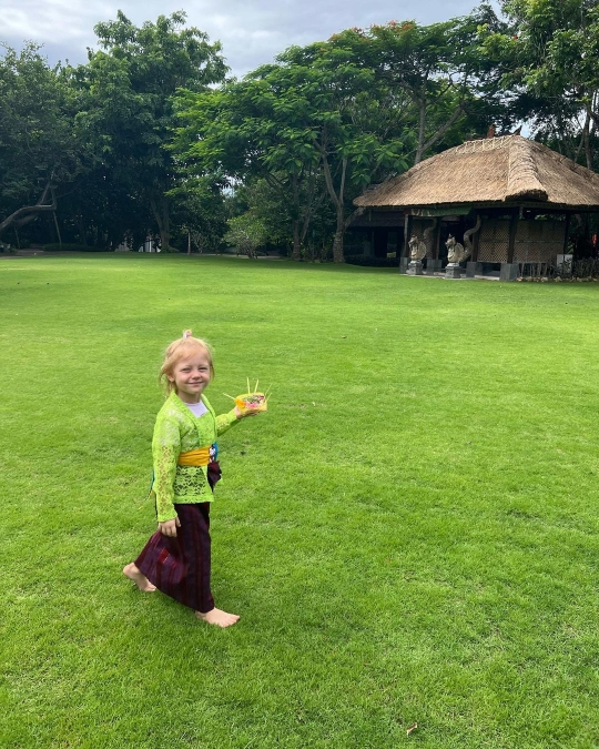 Momen Keluarga Marissa Nasution Liburan di Bali, Sang Anak Pakai Kebaya Cute Banget!
