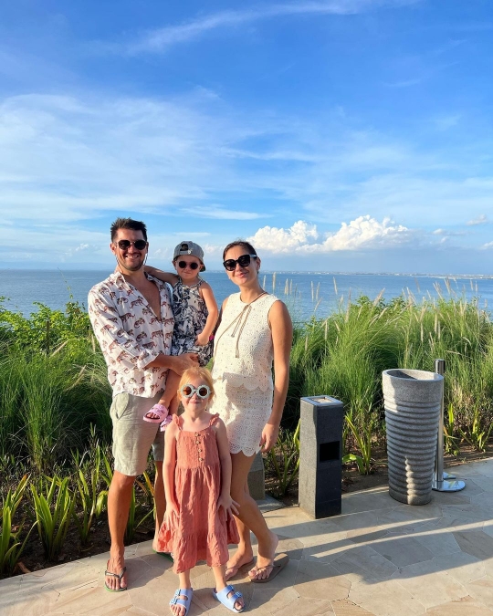 Momen Keluarga Marissa Nasution Liburan di Bali, Sang Anak Pakai Kebaya Cute Banget!