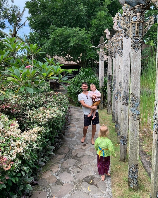 Momen Keluarga Marissa Nasution Liburan di Bali, Sang Anak Pakai Kebaya Cute Banget!