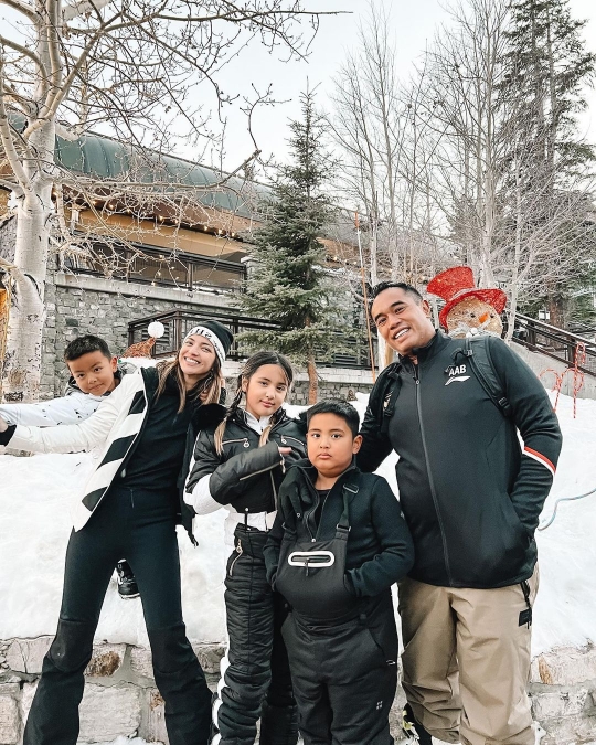 Liburan di Amerika, Intip Momen Keseruan Nia Ramadhani Main Ski Bersama Suami & Anak
