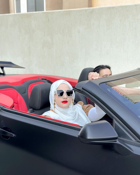 Deretan Foto Tasyi Athasyia Naik Mobil Mewah di Dubai, Netizen 'Real Sultan'