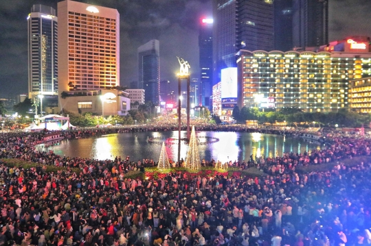 Saat Ribuan Warga Tumpah Ruah di HI Rayakan Tahun Baru 2023