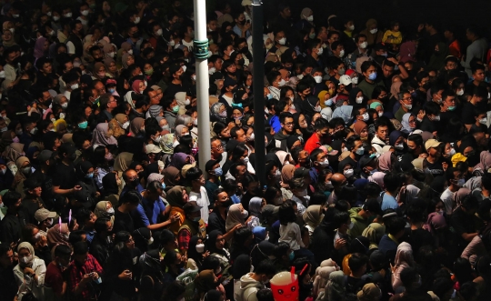 Antrean Mengular Warga Naik MRT Usai Rayakan Malam Tahun Baru 2023