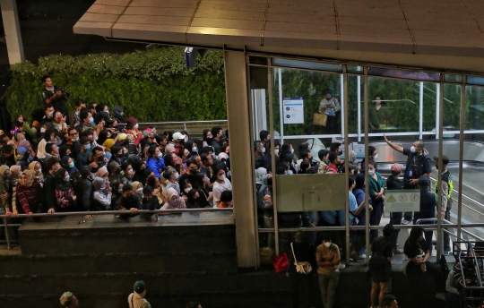 Antrean Mengular Warga Naik MRT Usai Rayakan Malam Tahun Baru 2023