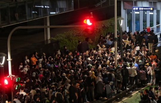 Antrean Mengular Warga Naik MRT Usai Rayakan Malam Tahun Baru 2023