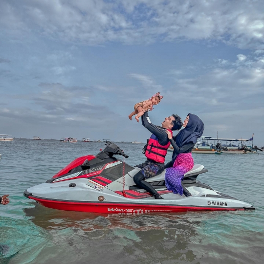 6 Momen Ria Ricis Ajak Baby Moana Naik Jetski di Bali, Ekspresinya Lucu & Bikin Gemas