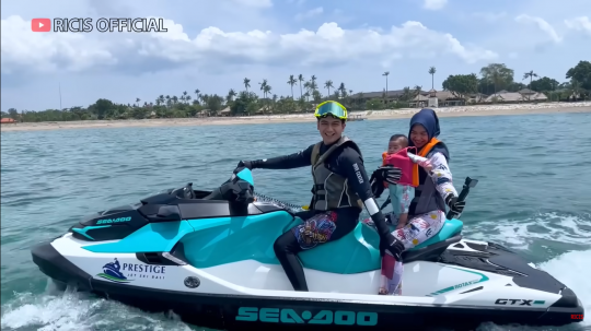 6 Momen Ria Ricis Ajak Baby Moana Naik Jetski di Bali, Ekspresinya Lucu & Bikin Gemas