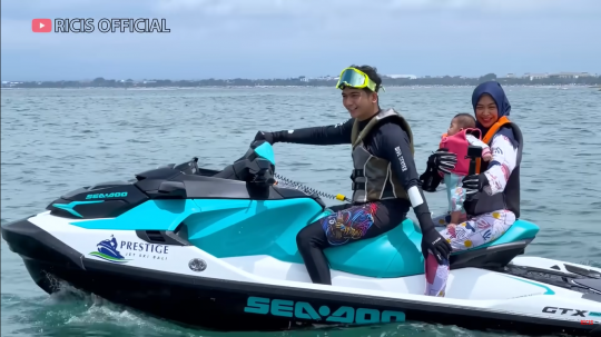 6 Momen Ria Ricis Ajak Baby Moana Naik Jetski di Bali, Ekspresinya Lucu & Bikin Gemas