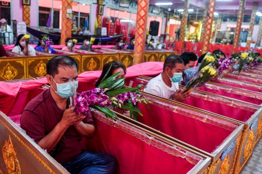 Tradisi Unik Warga Thailand Menyingkirkan Nasib Buruk dari Dalam Peti Mati