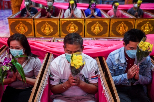 Tradisi Unik Warga Thailand Menyingkirkan Nasib Buruk dari Dalam Peti Mati