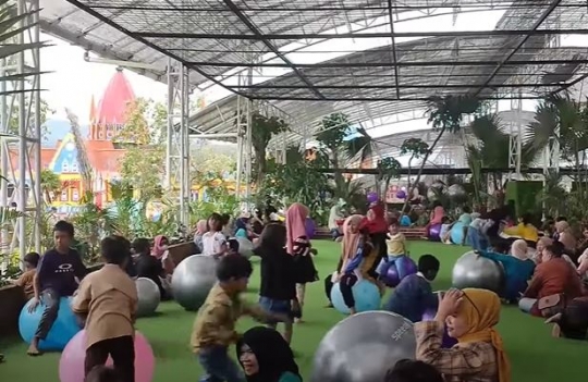 Potret Wisata Berkonsep Warna-Warni di Jan's Park, Banyak Wahana Keren