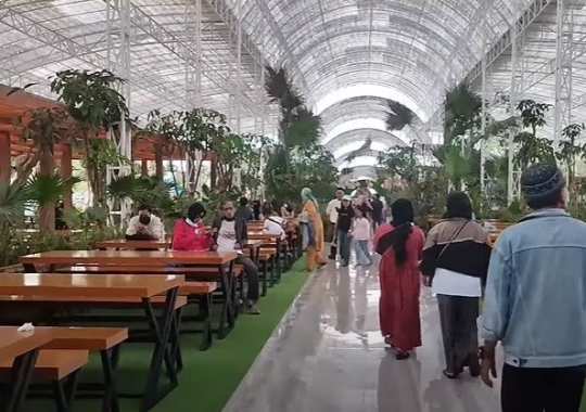 Potret Wisata Berkonsep Warna-Warni di Jan's Park, Banyak Wahana Keren