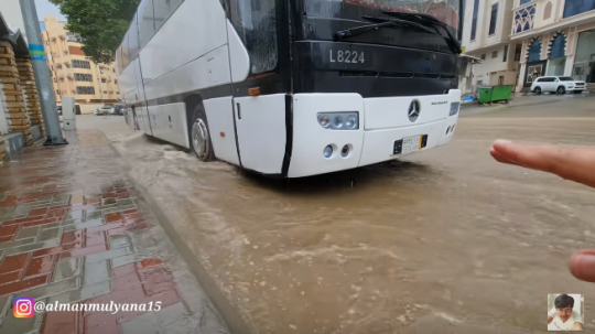 Diterjang Hujan Deras, Ini Potret Kota Mekkah di Terjang Banjir Bandang yang Mencekam