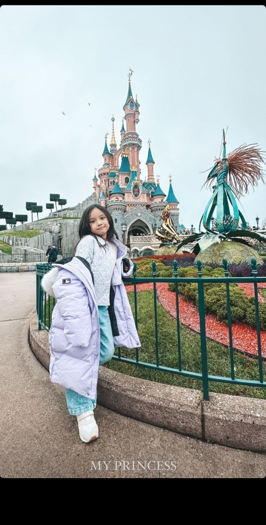 10 Potret Gempi Anak Gisel Jalan-jalan di Disneyland Paris, Seru Banget!