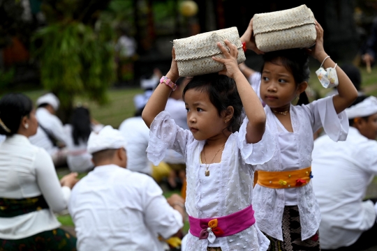 Khidmat Umat Hindu Rayakan Galungan