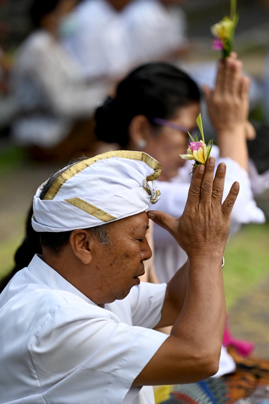 Khidmat Umat Hindu Rayakan Galungan