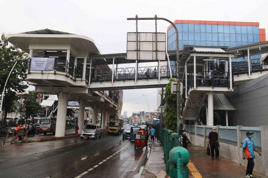 Jembatan Penghubung Halte Transjakarta dan Stasiun Jatinegara Resmi Beroperasi