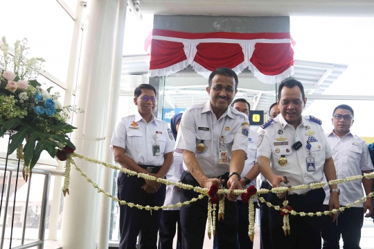 Jembatan Penghubung Halte Transjakarta dan Stasiun Jatinegara Resmi Beroperasi