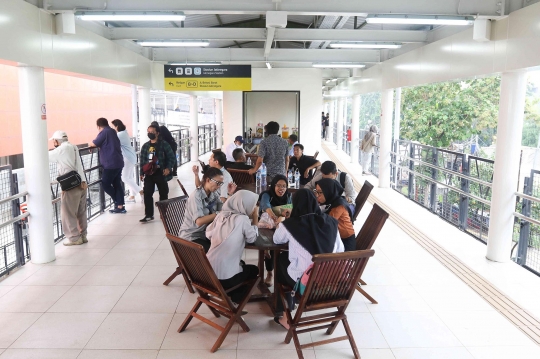 Jembatan Penghubung Halte Transjakarta dan Stasiun Jatinegara Resmi Beroperasi