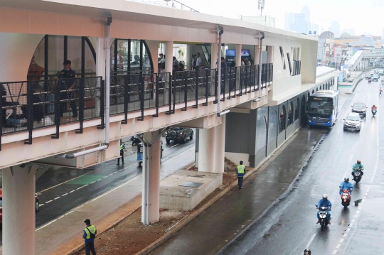 Jembatan Penghubung Halte Transjakarta dan Stasiun Jatinegara Resmi Beroperasi