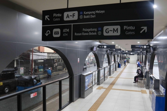 Jembatan Penghubung Halte Transjakarta dan Stasiun Jatinegara Resmi Beroperasi