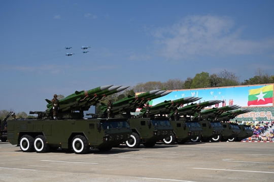 Parade Kendaraan Tempur Meriahkan Hari Kemerdekaan Myanmar