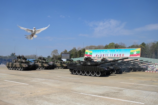 Parade Kendaraan Tempur Meriahkan Hari Kemerdekaan Myanmar