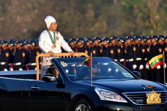 Parade Kendaraan Tempur Meriahkan Hari Kemerdekaan Myanmar