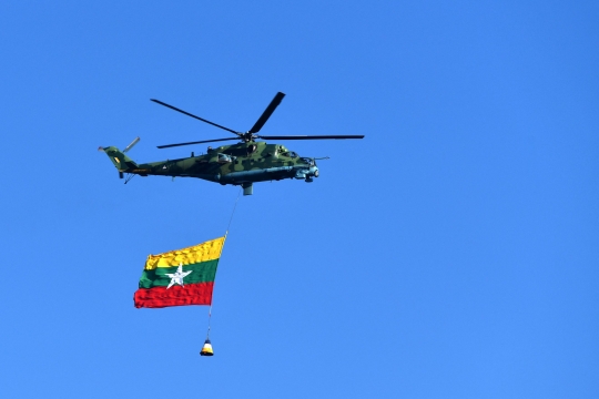 Parade Kendaraan Tempur Meriahkan Hari Kemerdekaan Myanmar