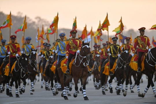 Parade Kendaraan Tempur Meriahkan Hari Kemerdekaan Myanmar