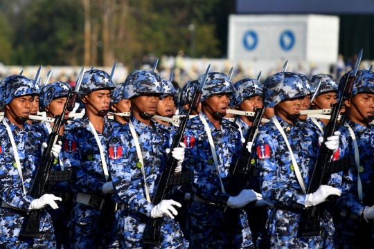 Parade Kendaraan Tempur Meriahkan Hari Kemerdekaan Myanmar