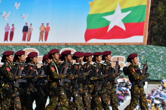 Parade Kendaraan Tempur Meriahkan Hari Kemerdekaan Myanmar