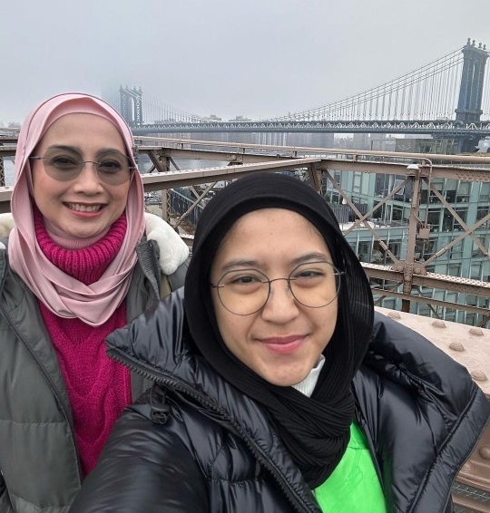 Potret Desy Ratnasari Bareng Sang Putri di New York, Paras Mirip Disebut Bak Kembar