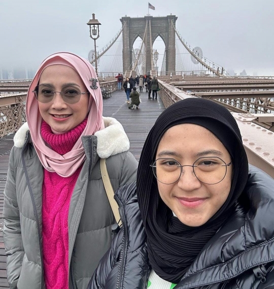 Potret Desy Ratnasari Bareng Sang Putri di New York, Paras Mirip Disebut Bak Kembar