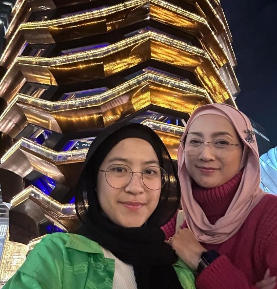 Potret Desy Ratnasari Bareng Sang Putri di New York, Paras Mirip Disebut Bak Kembar