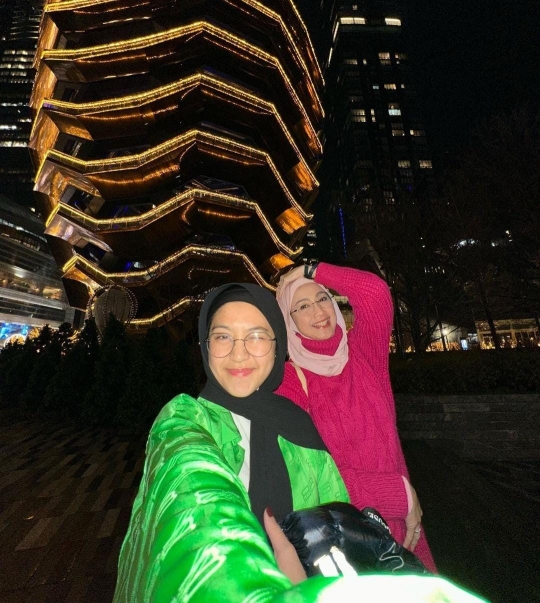 Potret Desy Ratnasari Bareng Sang Putri di New York, Paras Mirip Disebut Bak Kembar