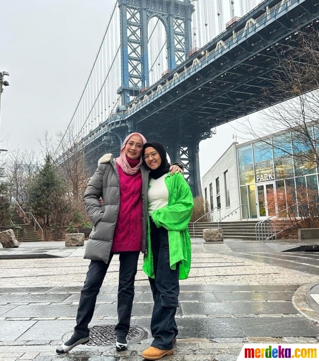 Foto : Potret Desy Ratnasari Bareng Sang Putri di New York, Paras Mirip