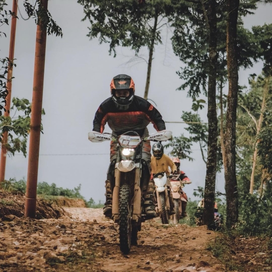 Deretan Foto Billy Syahputra 'Ngetrail' Naik Motor Kesayangan, Aksinya Keren Banget!
