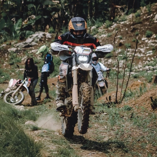 Deretan Foto Billy Syahputra 'Ngetrail' Naik Motor Kesayangan, Aksinya Keren Banget!
