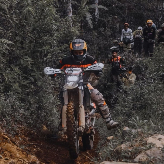 Deretan Foto Billy Syahputra 'Ngetrail' Naik Motor Kesayangan, Aksinya Keren Banget!