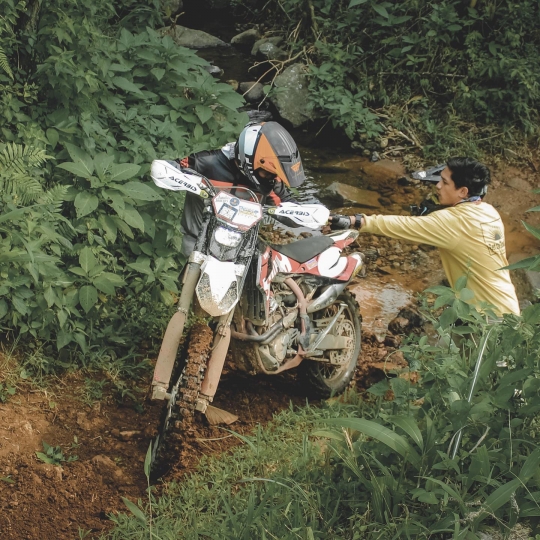 Deretan Foto Billy Syahputra 'Ngetrail' Naik Motor Kesayangan, Aksinya Keren Banget!