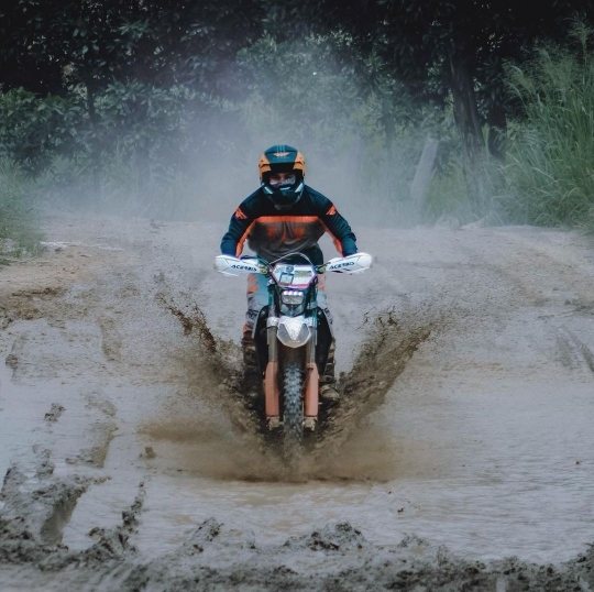 Deretan Foto Billy Syahputra 'Ngetrail' Naik Motor Kesayangan, Aksinya Keren Banget!